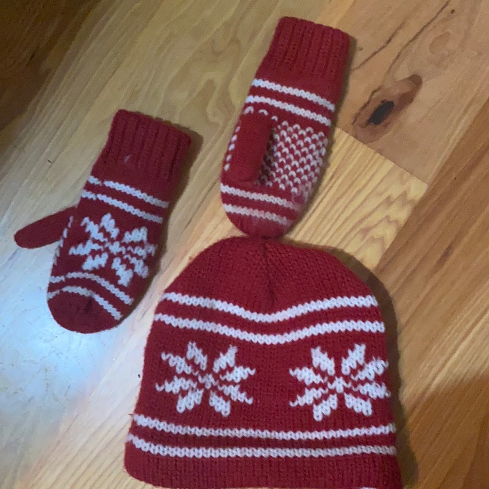 Red and white kids mittens and toque